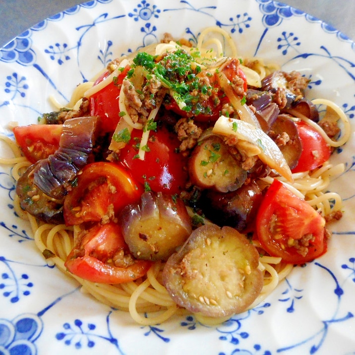 ひき肉とナスとトマトのバジルソースパスタ